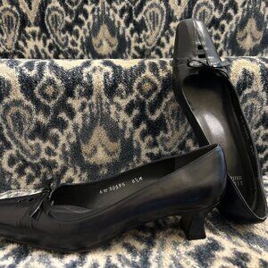 Navy Stuart Weitzman kitten heel pumps